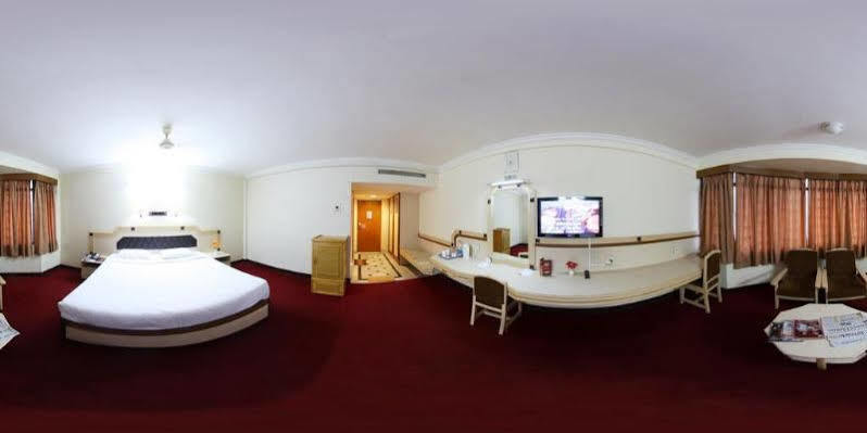 Femina Hotel Tiruchirappalli Exterior foto